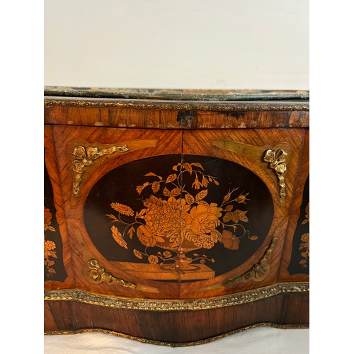 1234 - An inlaid French jardinière with gilt metal mounts and metal liner. 42 x 28 x 20cm h.