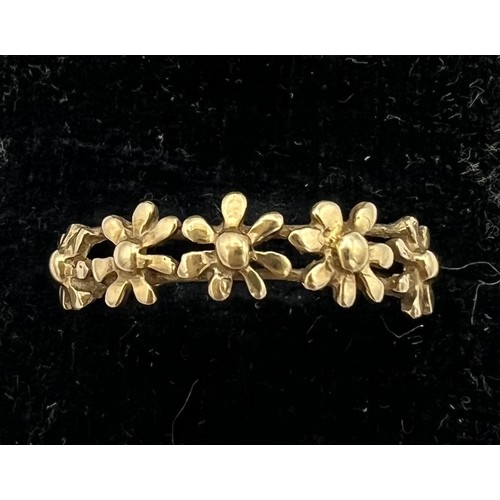 475 - A 9 carat gold flower ring. Size Q. Weight 1.5gm.