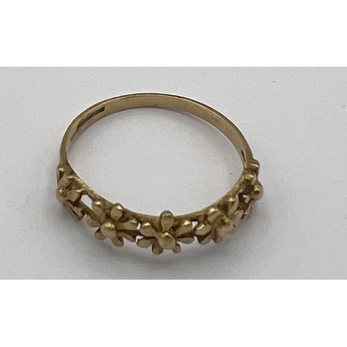 475 - A 9 carat gold flower ring. Size Q. Weight 1.5gm.