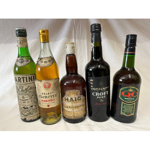 719 - Five unopened bottles of alcohol to include Haig whisky 26 2/3 fl. ozs, 75cl Triple Crown Port, Sele... 