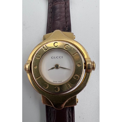 639 - A vintage ladies Gucci 6600L quartz reversable twirl wristwatch. Serial no: 0063059. With spare Gucc... 