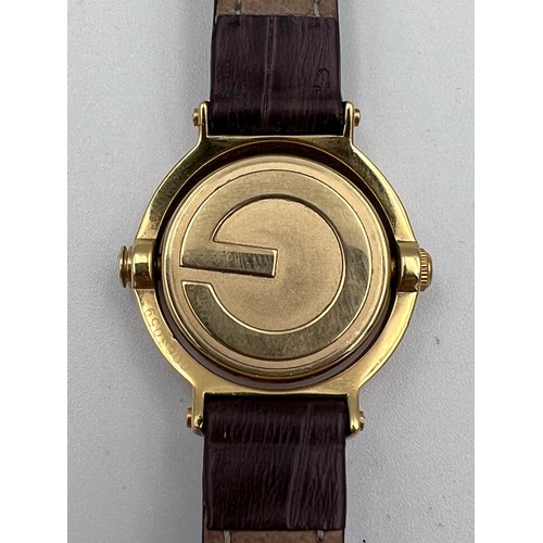 639 - A vintage ladies Gucci 6600L quartz reversable twirl wristwatch. Serial no: 0063059. With spare Gucc... 