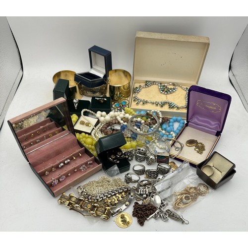 390 - A quantity of vintage costume jewellery to include necklaces, rings, bangles earrings etc.