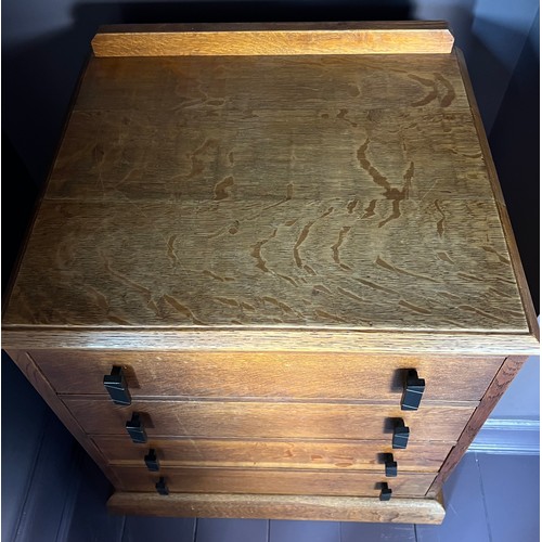 173 - A good quality oak Art deco bedroom suite comprising dressing table, triangular shaped chest of draw... 