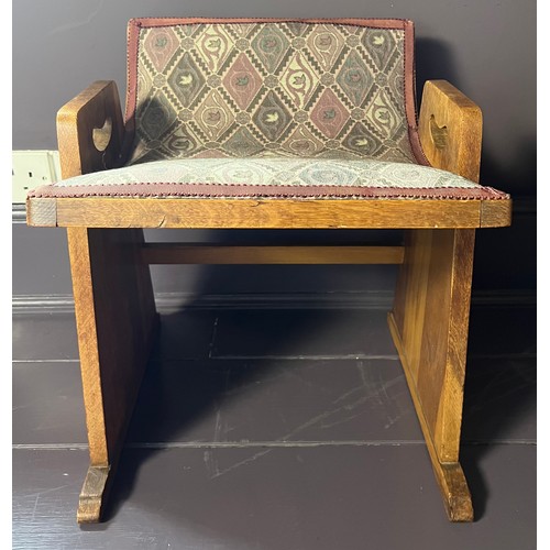 173 - A good quality oak Art deco bedroom suite comprising dressing table, triangular shaped chest of draw... 