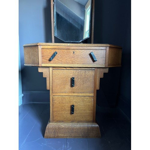 173 - A good quality oak Art deco bedroom suite comprising dressing table, triangular shaped chest of draw... 