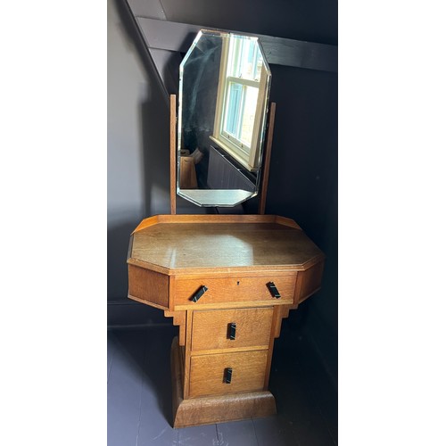 173 - A good quality oak Art deco bedroom suite comprising dressing table, triangular shaped chest of draw... 