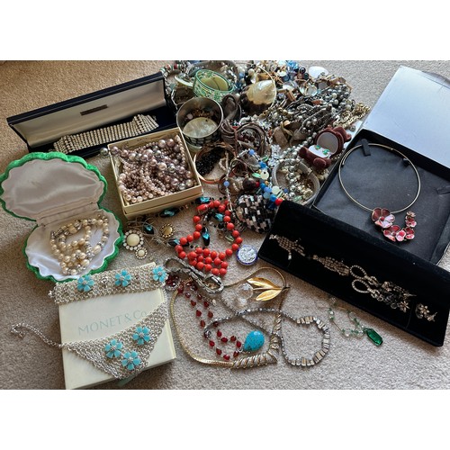 391 - A quantity of vintage and contemporary costume jewellery to include paste earrings, Monet necklace a... 