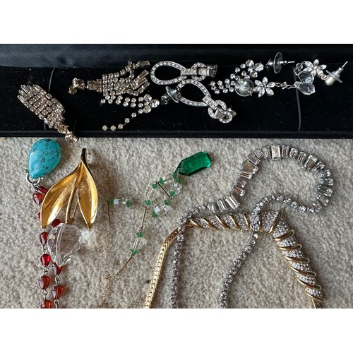 391 - A quantity of vintage and contemporary costume jewellery to include paste earrings, Monet necklace a... 