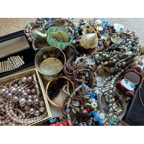 391 - A quantity of vintage and contemporary costume jewellery to include paste earrings, Monet necklace a... 