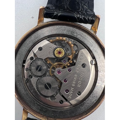 582 - A 1950's Tudor gentleman's manual wind wristwatch. 35mm case on black leather strap.

Winds and goes... 