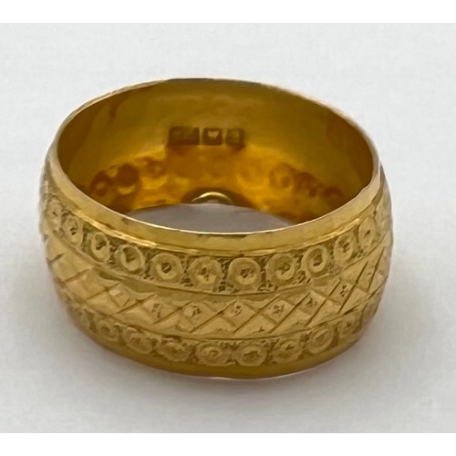 401B - A 21 carat gold ring Weight 2.8gm. Size P.