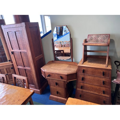 173 - A good quality oak Art deco bedroom suite comprising dressing table, triangular shaped chest of draw... 