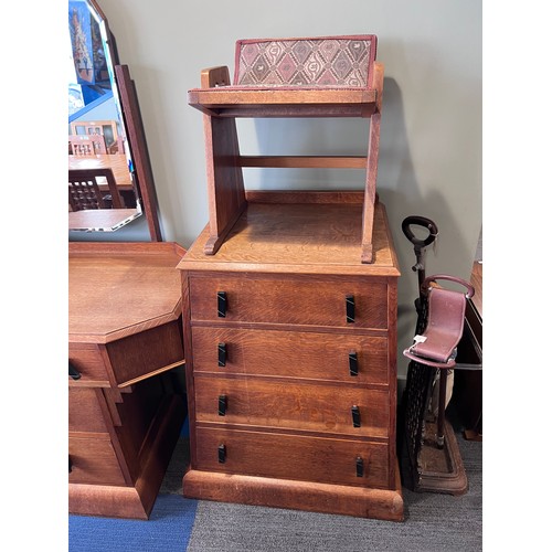 173 - A good quality oak Art deco bedroom suite comprising dressing table, triangular shaped chest of draw... 