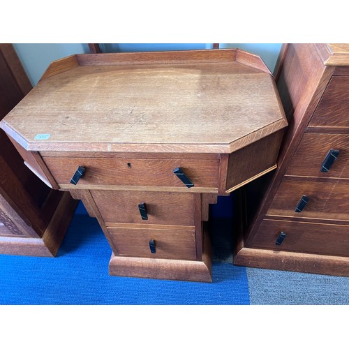 173 - A good quality oak Art deco bedroom suite comprising dressing table, triangular shaped chest of draw... 