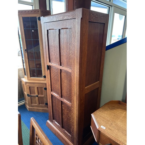 173 - A good quality oak Art deco bedroom suite comprising dressing table, triangular shaped chest of draw... 