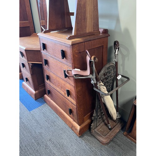 173 - A good quality oak Art deco bedroom suite comprising dressing table, triangular shaped chest of draw... 