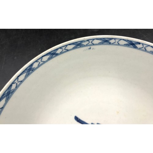 7 - An 18th century Worcester blue and white bowl 19cm d.
