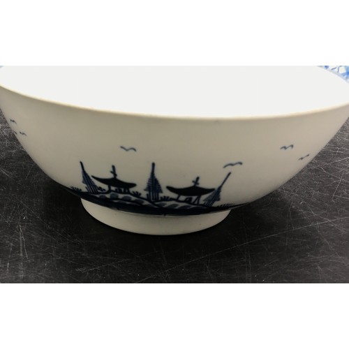 7 - An 18th century Worcester blue and white bowl 19cm d.