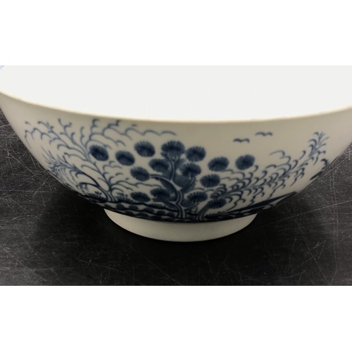 7 - An 18th century Worcester blue and white bowl 19cm d.