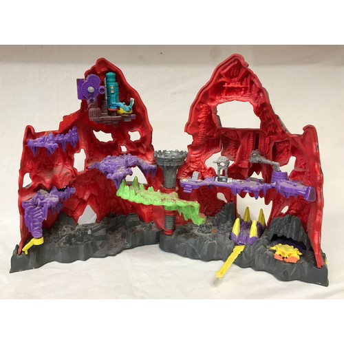 Vintage Bluebird Mighty Max: Skull Mountain, Koponya-hegy kastély