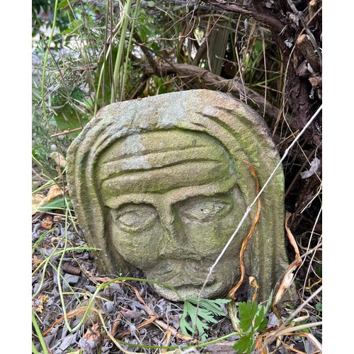 1351 - A pair of well carved stone heads.