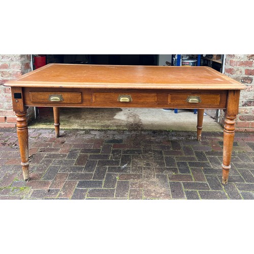 96 - Edwardian oak desk with three drawers to the front and faux leather top. 167cm w x 90cm d x 80cm h.