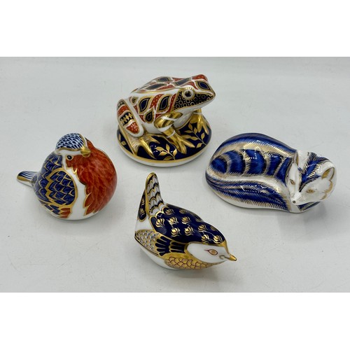 139 - Three Royal Crown Derby Imari pattern paperweights, a frog 7.5cm high, a Wren and a Robin, all with ... 