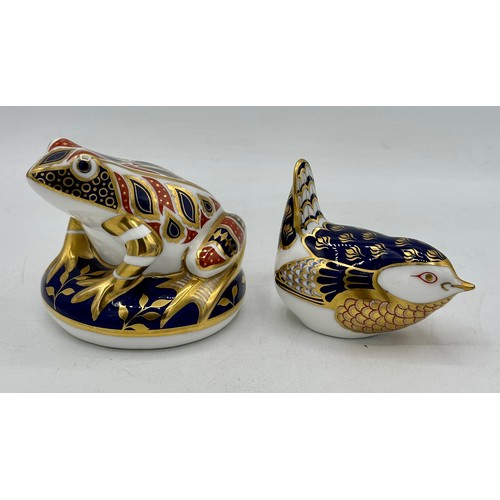 139 - Three Royal Crown Derby Imari pattern paperweights, a frog 7.5cm high, a Wren and a Robin, all with ... 