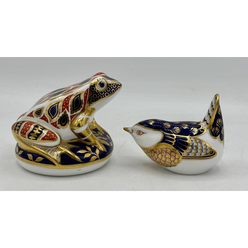 139 - Three Royal Crown Derby Imari pattern paperweights, a frog 7.5cm high, a Wren and a Robin, all with ... 