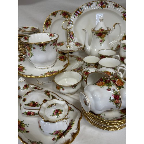 118 - Royal Albert Old Country Roses to include large oval meat plate 41.5cm d, 6 x dinner plates 26cm d, ... 