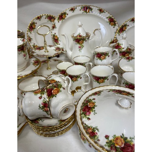 118 - Royal Albert Old Country Roses to include large oval meat plate 41.5cm d, 6 x dinner plates 26cm d, ... 