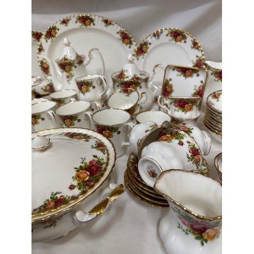 118 - Royal Albert Old Country Roses to include large oval meat plate 41.5cm d, 6 x dinner plates 26cm d, ... 