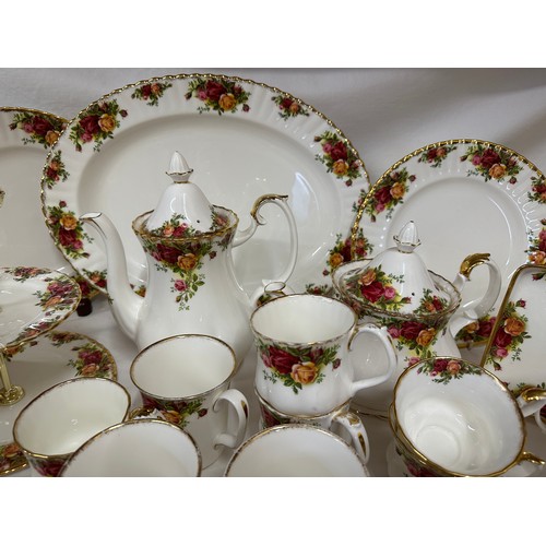 118 - Royal Albert Old Country Roses to include large oval meat plate 41.5cm d, 6 x dinner plates 26cm d, ... 