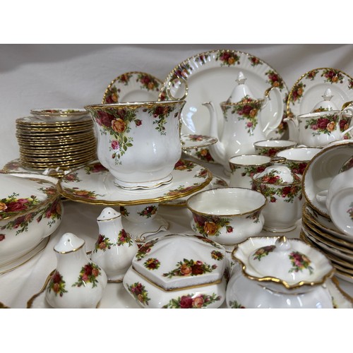 118 - Royal Albert Old Country Roses to include large oval meat plate 41.5cm d, 6 x dinner plates 26cm d, ... 