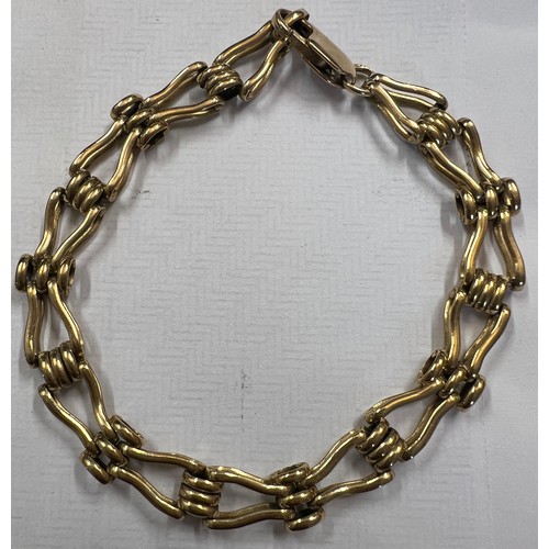 454 - A 9 carat gold fancy gate bracelet. Weight 8.5gm. 19cm l.