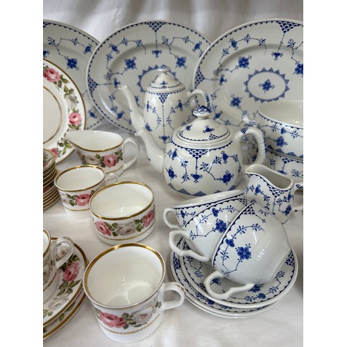 205 - A Royal Worcester 1969 Royal Garden pattern tea service to include cake plate 25cm d, teacups and sa... 