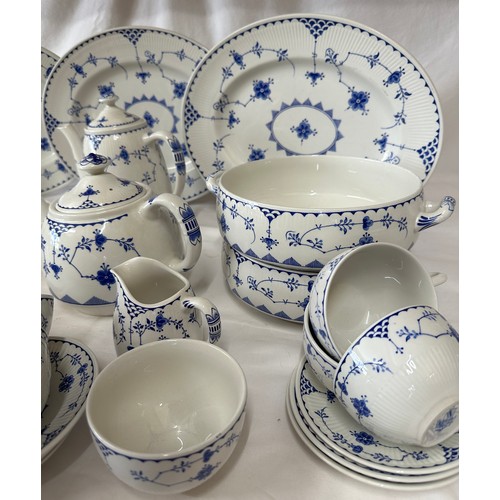 205 - A Royal Worcester 1969 Royal Garden pattern tea service to include cake plate 25cm d, teacups and sa... 