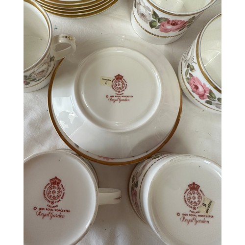 205 - A Royal Worcester 1969 Royal Garden pattern tea service to include cake plate 25cm d, teacups and sa... 