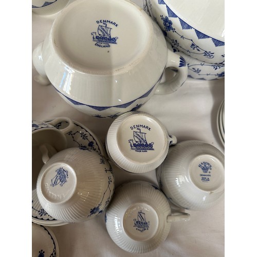 205 - A Royal Worcester 1969 Royal Garden pattern tea service to include cake plate 25cm d, teacups and sa... 