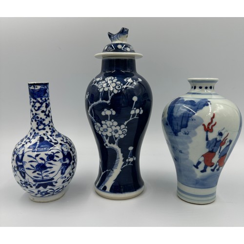 1155 - A collection of 19th/20thC oriental blue and white ceramic vases. Tallest 28cm h, smallest 15cm h. (... 