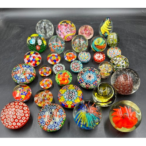 303 - An assortment of paper weights to include millefiori, vintage etc, all unmarked. Various sizes, see ... 