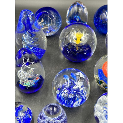 304 - An assortment of paper weights, majority blue, various shapes and sizes, 5 depicting fish, to includ... 