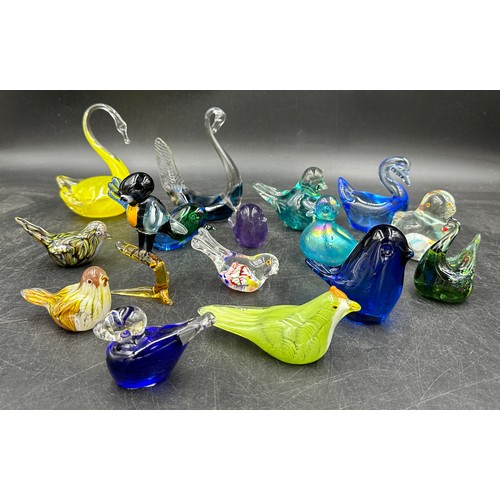 305 - A collection of various glass vintage birds of various sizes and colours together with a ceramic bir... 