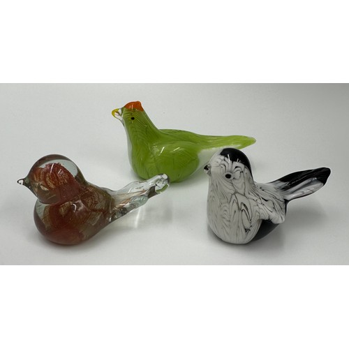 305 - A collection of various glass vintage birds of various sizes and colours together with a ceramic bir... 