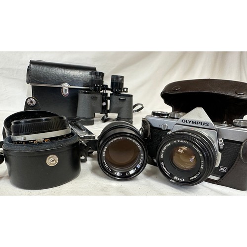 1257 - A Olympus OM1 MD 35mm film camera, two Olympus lenses, OM 35mm & 135mm, a Photax 231 flash together ... 