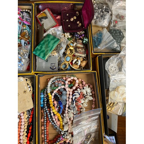 347 - A very large quantity of vintage costume jewellery, compacts, hair accessories etc to include bead n... 