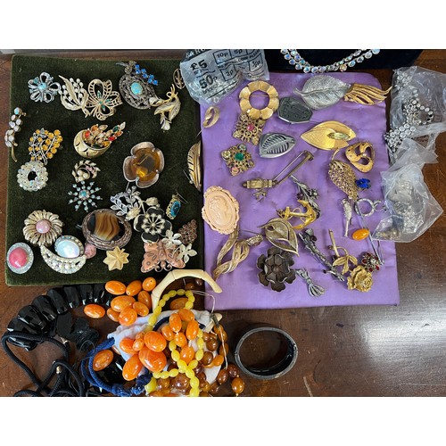 352 - A large quantity of vintage costume jewellery to include brooches, bangle, necklaces etc.