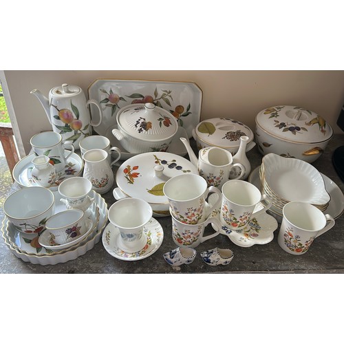 180 - A collection of ceramics to include Royal Worcester Evesham pattern, 4 lidded tureens, coffee pot, 2... 