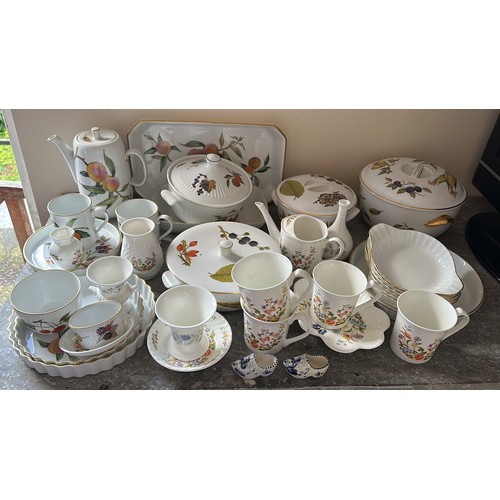 180 - A collection of ceramics to include Royal Worcester Evesham pattern, 4 lidded tureens, coffee pot, 2... 